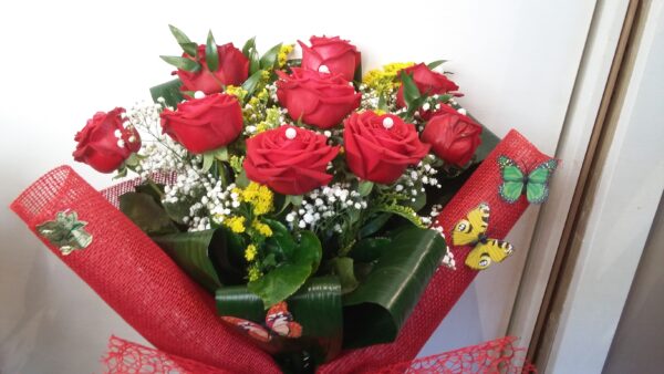 Mazzo rose rosse e farfalle