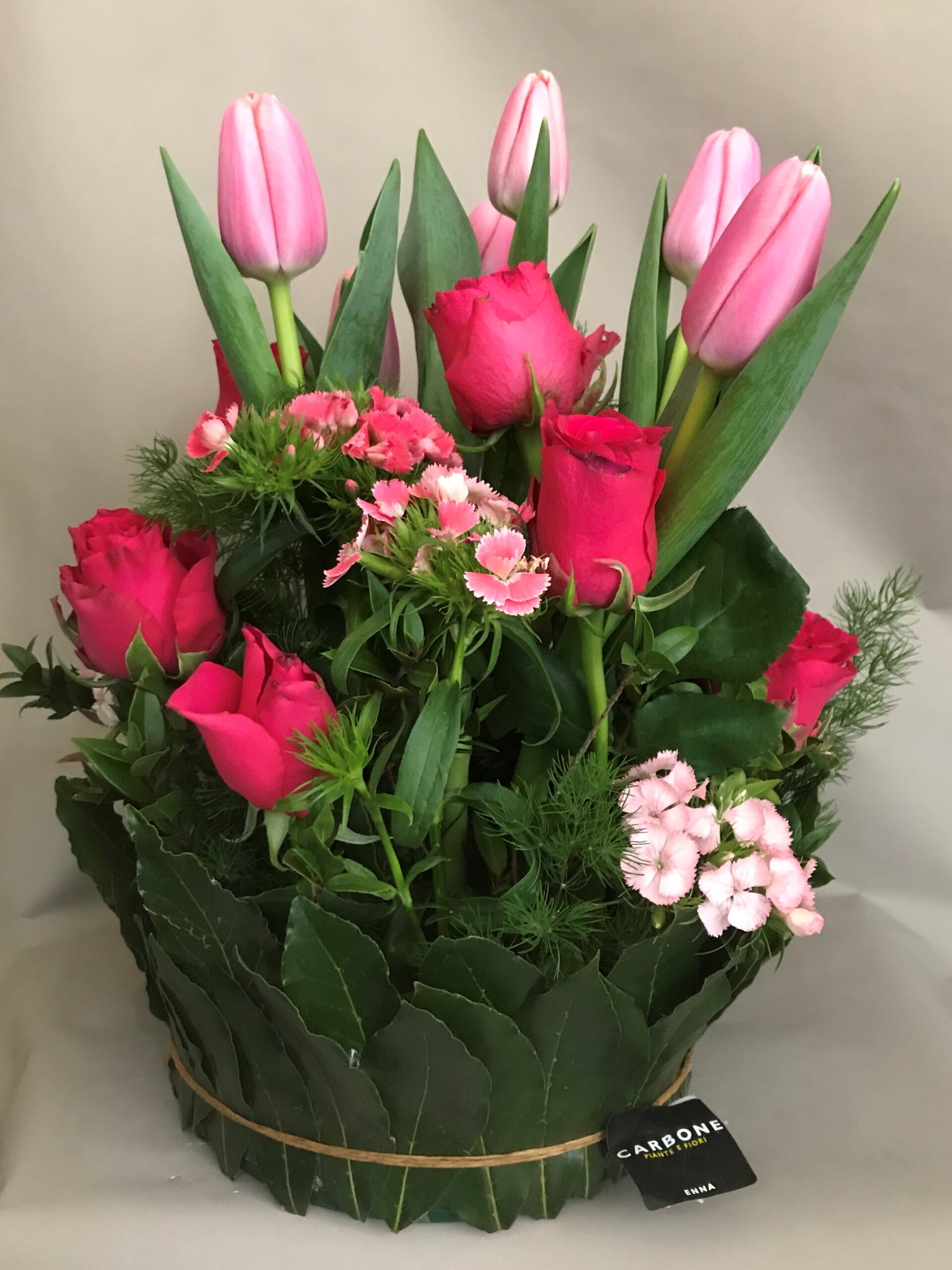 Composizione decorativa su ciotola cm.18 con Tulipani rose e garofani del  poeta – COMETA FEDERFIORI